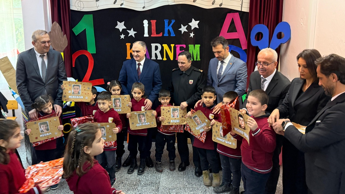 Okulumuzda Karne Töreni Manisa Valimiz Sayın Vahdettin ÖZKAN ve Değerli Protokol Üyelerinin Katılımıyla Gerçekleşti